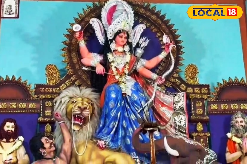 একসময় পাণ্ডুগ্রামে হাতে গোনা কয়েকটি পারিবারিক জগদ্ধাত্রী পুজোই ছিল। তার মধ্যে অন্যতম চ্যাটার্জী পরিবারের পুজো, যা গ্রামের সবচেয়ে পুরনো বলে পরিচিত। আগে এই পুজোতে কবিগানের আসর বসত, যেখানে কেবল নির্বাচিত কবিয়ালদেরই আমন্ত্রণ জানানো হত। তথ্য ও ছবি: বনোয়ারীলাল চৌধুরী