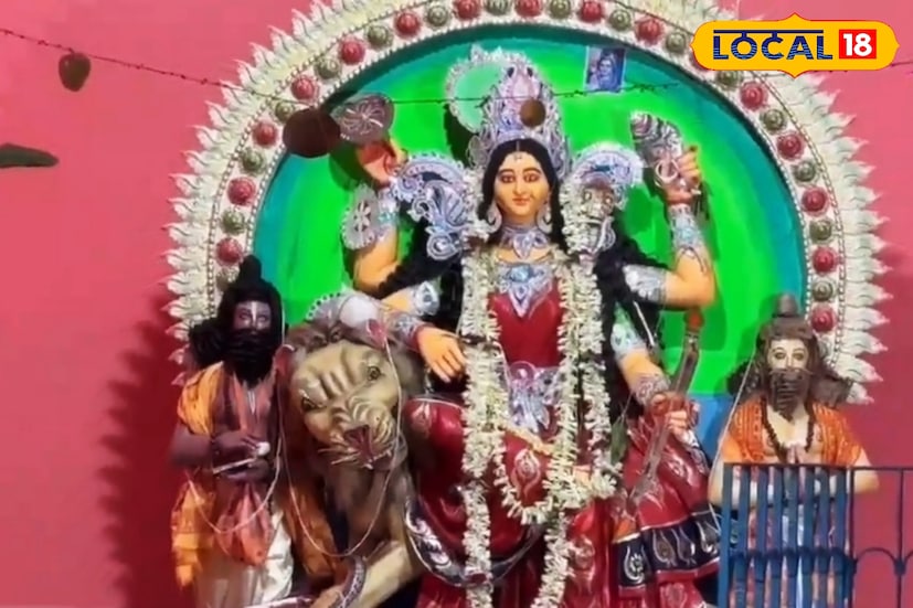 পাণ্ডুগ্রাম জগদ্ধাত্রী পুজো মানেই আলোর উৎসব। বিশাল আকৃতির প্রতিমা, মনোমুগ্ধকর আলোকসজ্জা, আর চারিদিকে উৎসবের আবহ, এ যেন এক অন্য জগৎ। সময়ের সঙ্গে সঙ্গে বেড়েছে এই পুজোর জৌলুস। ফলে আজ বহু মানুষ দূরদূরান্ত থেকে আসেন এই গ্রামের জগদ্ধাত্রী পুজো দেখতে।তথ্য ও ছবি: বনোয়ারীলাল চৌধুরী