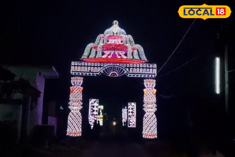 জগদ্ধাত্রী পুজোর কথা শুনলেই সবার আগে মনে আসে চন্দননগরের কথা। তবে পূর্ব বর্ধমানেও রয়েছে এমন একটি গ্রাম, যাকে অনেকেই বলেন ‘ছোট চন্দননগর’ বা ‘মিনি চন্দননগর’। সেই গ্রামটি হল কেতুগ্রাম ব্লকের পাণ্ডুগ্রাম। প্রায় চন্দননগরের মতোই এখানে জগদ্ধাত্রী পুজো হয় বড় আকারে, জাঁকজমক এবং ঐতিহ্য মিশিয়ে। তথ্য ও ছবি: বনোয়ারীলাল চৌধুরী