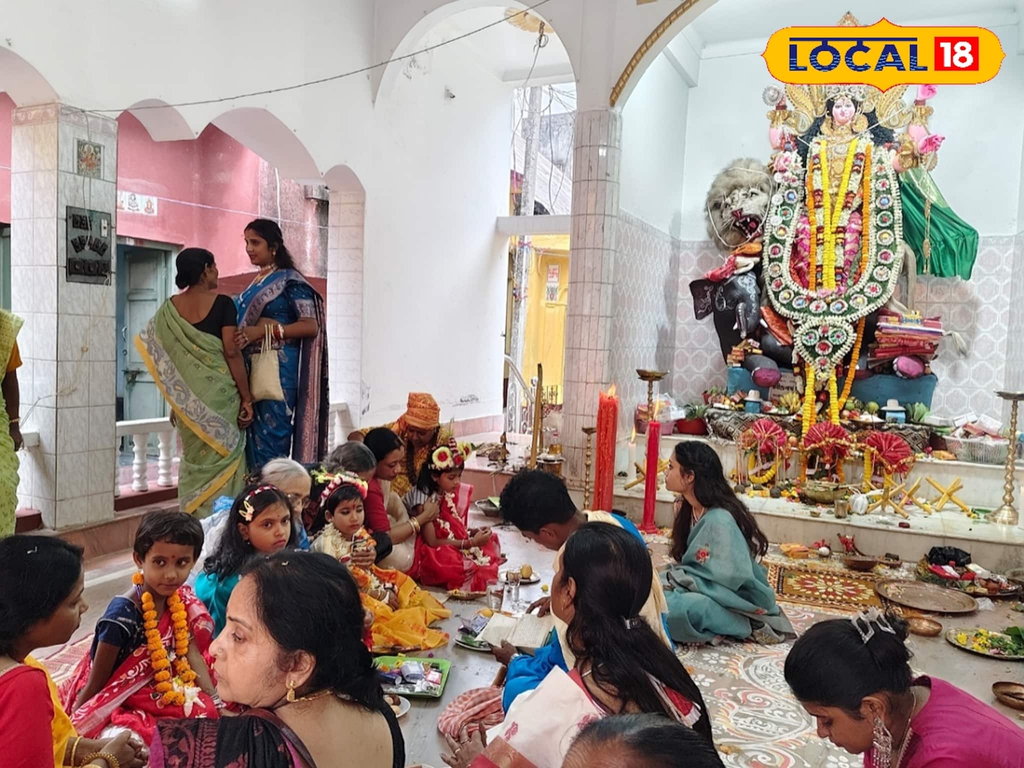 Jagaddhatri Puja 2025: প্রতিমা সজ্জিত ৩০ ভরি সোনার অলঙ্কারে, অর্ধশতকের এই জগদ্ধাত্রী পুজোয় নবমীতে হয় সন্ধিপুজো ও কুমারীপুজো