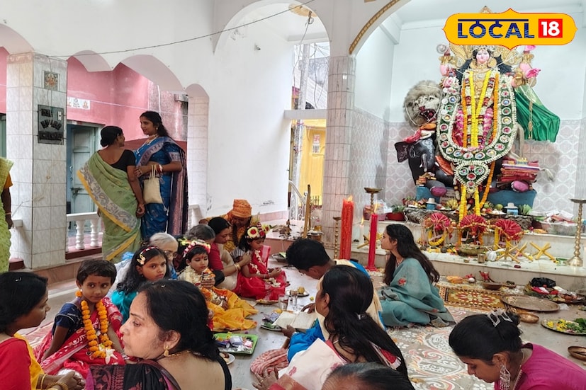 বৃহস্পতিবার একদিনে সপ্তমী, অষ্টমী ও নবমীর পুজো চলছে। দশমী পুজো হবে শুক্রবার । তবে আগে কলকাতার কুমোরটুলি থেকে প্রতিমা নিয়ে আসা হলেও বর্তমানে কালের নিয়মে যাতায়াতের অসুবিধার কারণে এখন আর কলকাতা কুমারটুলি প্রতিমা আনা হয় না। বর্তমানে স্হানীয় প্রতিমা শিল্পীদের নিয়ে প্রতিমা তৈরি করা হয়ে থাকে। এখানে অষ্টমী তে সন্ধি পুজো না হলেও নমবীর রাতে হয় সন্ধি পুজো। 