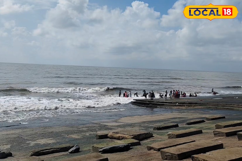 বুধবার দিনভর তাণ্ডব চালিয়েছে ‘মন্থা’। ঝড়ো হাওয়া আর প্রবল বৃষ্টিতে কার্যত অচল হয়ে পড়েছিল দিঘা। হোটেলে বন্দি ছিলেন পর্যটকরা। তবে বৃহস্পতিবার বৃষ্টির পরিমাণ অনেকটাই কম। মাঝেমধ্যে ঝিরিঝিরি বৃষ্টি দেখা দিয়েছে দিঘায়, আবার কখনও সূর্যের আলো ফুটছে। কালো মেঘ আর নীল আকাশের খেলার মধ্যে সমুদ্র স্নানে নেমেছেন পর্যটকরা। 