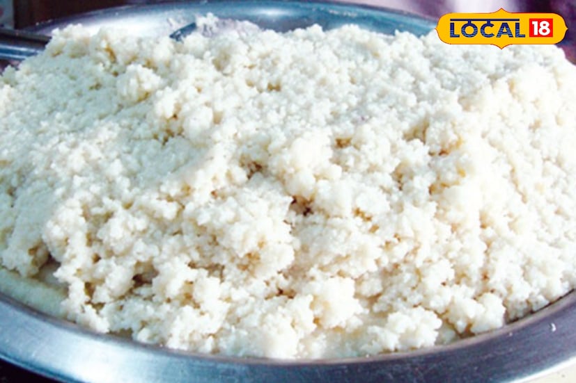 কথিত আছে, কাঁচাগোল্লার উৎস বাংলাদেশের সাতক্ষীরা জেলায়। সেই এলাকার কিছু মিষ্টির কারিগরের হাত ধরেই বহু বছর আগে শুরু বসিরহাটের কাঁচাগোল্লার যাত্রা। সময়ের সঙ্গে সঙ্গে এই মিষ্টি নিজস্ব স্বাদ ও গন্ধে পেয়েছে আলাদা পরিচিতি।