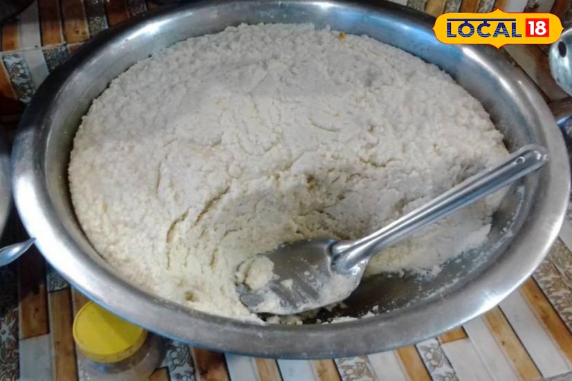 এলাকার ময়রারা প্রতিদিন ভোরেই দুধ সংগ্রহ করতে বেরিয়ে পড়েন। সেই দুধ থেকেই তৈরি হয় তাজা ছানা, আর সেই ছানা থেকেই জন্ম নেয় কাঁচাগোল্লা। কোনও মেশিন নয়, পুরোটাই হাতে গড়া শিল্প। তাই প্রতিটি মিষ্টির টুকরোয় মিশে থাকে পরিশ্রম ও ভালবাসা।