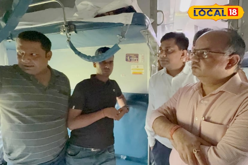 এদিন ডিআরএমের সঙ্গে উপস্থিত ছিলেন আদ্রা ডিভিশনের সিনিয়র ডিসিএম বিকাশ কুমারসহ অন্যান্য রেল আধিকারিকরা। বিকাশ কুমার বলেন, “যাত্রীদের কাছ থেকে তাঁদের অভিজ্ঞতা, সুবিধা–অসুবিধা এবং প্রস্তাবগুলো আমরা মনোযোগ দিয়ে শুনেছি। যাত্রীদের পরামর্শ আমরা অবশ্যই গুরুত্বের সঙ্গে বিবেচনা করব।”