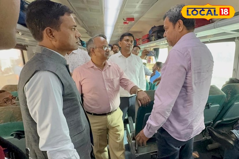 রেলযাত্রীদের সুবিধা-অসুবিধার কথা এবার সরাসরি তাদের কাছ থেকেই শুনলেন দক্ষিণ-পূর্ব রেলের আদ্রা ডিভিশনের ডিআরএম মুকেশ গুপ্তা। বরিষ্ঠ রেলকর্তাদের সঙ্গে নিয়ে টাটা–বক্সার এক্সপ্রেসে সফর করে যাত্রীদের কাছে খোঁজখবর নিলেন রেল পরিষেবার বিভিন্ন বিষয়ে। রেলযাত্রীদের সুবিধা-অসুবিধার কথা এবার সরাসরি তাদের কাছ থেকেই শুনলেন দক্ষিণ-পূর্ব রেলের আদ্রা ডিভিশনের ডিআরএম মুকেশ গুপ্তা। বরিষ্ঠ রেলকর্তাদের সঙ্গে নিয়ে টাটা–বক্সার এক্সপ্রেসে সফর করে যাত্রীদের কাছে খোঁজখবর নিলেন রেল পরিষেবার বিভিন্ন বিষয়ে।