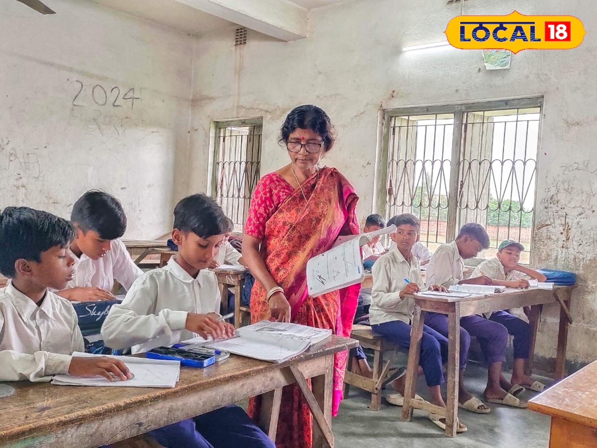 অবসরের পরেও ১০ বছর ধরে বিনা পারিশ্রমিকে ক্লাস নিয়ে চলেছেন, কেন করছেন এমন স্বপ্না ম্যাম?   