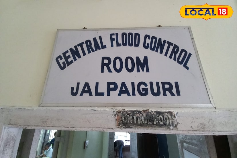 বাড়ল ফ্লাড কন্ট্রোল রুমের মেয়াদ! কিন্তু কেন? আবার কি নেমে আসছে দুর্যোগের দিন? কালো মেঘের আড়ালে ফের দুশ্চিন্তা গ্রাস করছে তিস্তাপাড়ের বাসিন্দাদের। মন্থার প্রভাবে আবারও ভারী বৃষ্টির পূর্বাভাসে সতর্ক উত্তরবঙ্গ জুড়ে। আর তার জেরেই বাড়ল ফ্লাড কন্ট্রোল রুমের মেয়াদ। বাড়ল ফ্লাড কন্ট্রোল রুমের মেয়াদ! কিন্তু কেন? আবার কি নেমে আসছে দুর্যোগের দিন? কালো মেঘের আড়ালে ফের দুশ্চিন্তা গ্রাস করছে তিস্তাপাড়ের বাসিন্দাদের। মন্থার প্রভাবে আবারও ভারী বৃষ্টির পূর্বাভাসে সতর্ক উত্তরবঙ্গ জুড়ে। আর তার জেরেই বাড়ল ফ্লাড কন্ট্রোল রুমের মেয়াদ।
