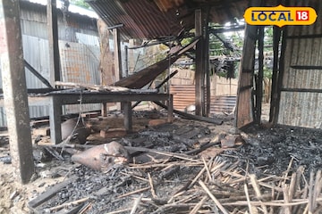 মাঝরাতে হঠাৎই ছাগল-ঘরে আগুন! জ্বলছে নিরীহ প্রাণীরা, কী অবস্থা হয়েছে দেখুন মাঝরাতে হঠাৎই ছাগল-ঘরে আগুন! জ্বলছে নিরীহ প্রাণীরা, কী অবস্থা হয়েছে দেখুন