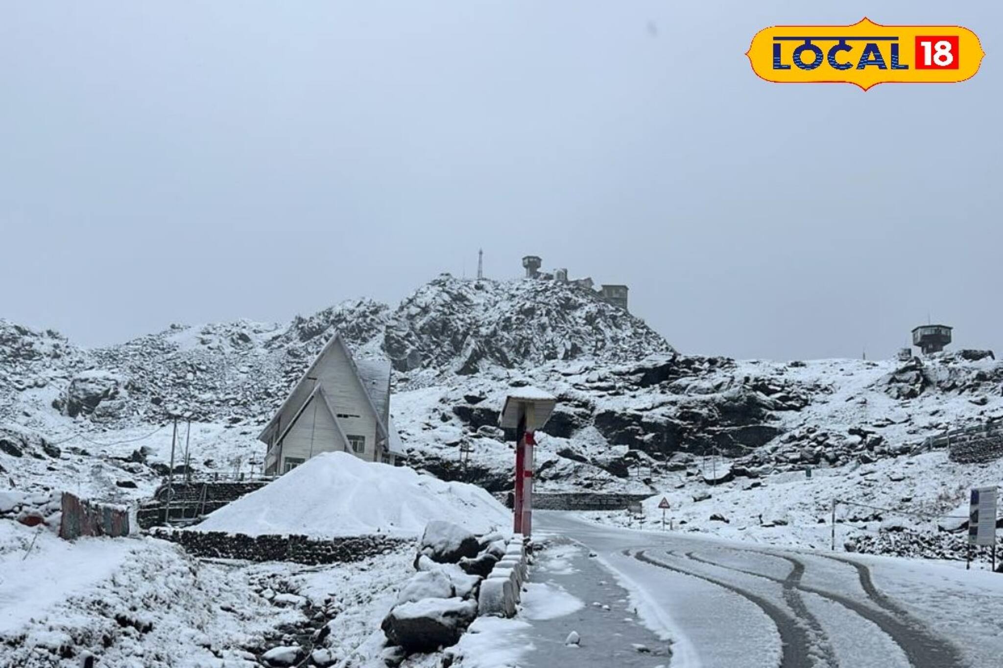 Fresh Snowfall In Sikkim: ফের তুষারপাত, হুড়মুড়িয়ে নামল তাপমাত্রা! অ্যালার্টের মধ্যেও চুটিয়ে উপভোগ করছে পর্যটকরা, সাদা সিকিমের ফটো