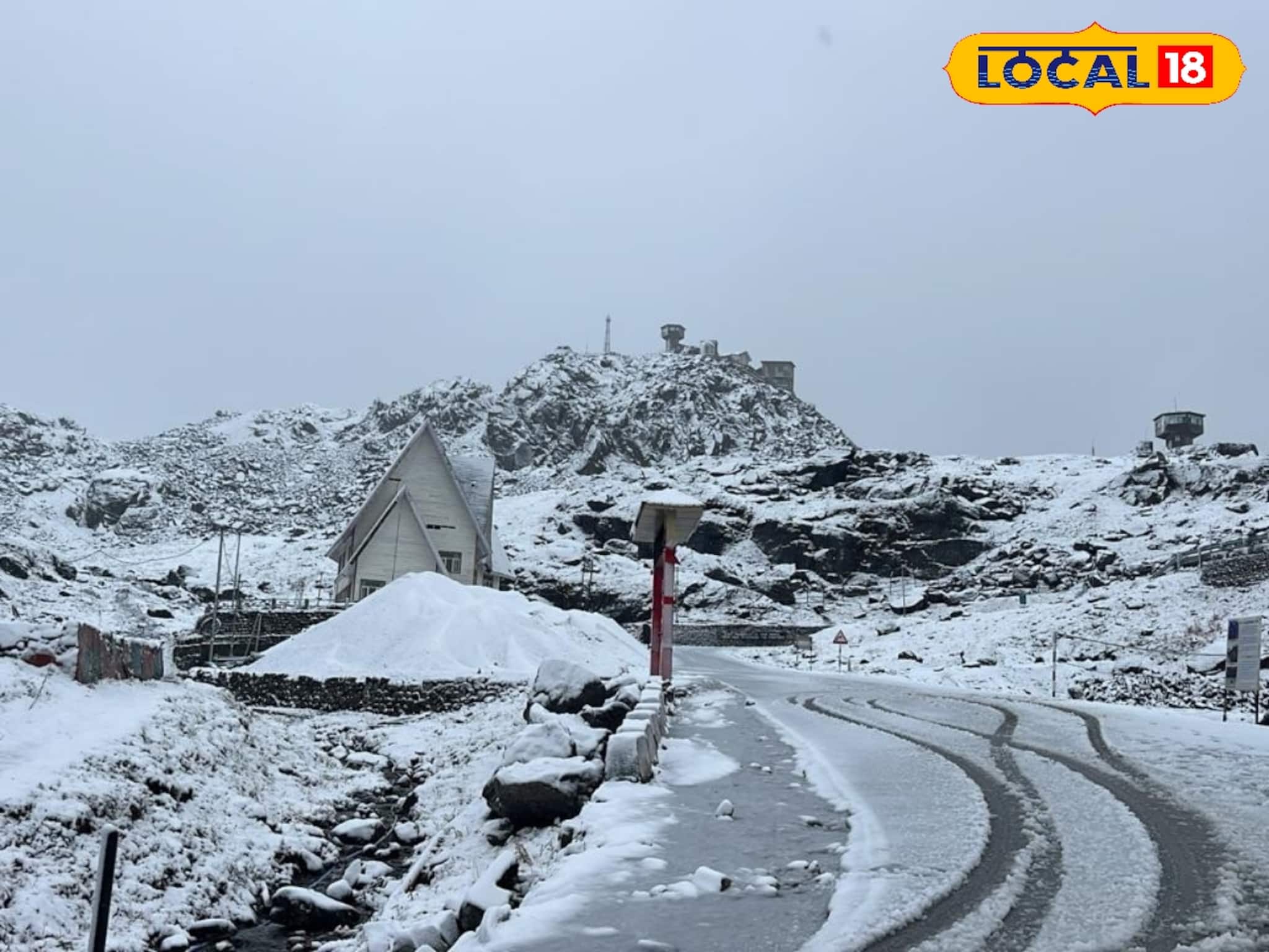 Fresh Snowfall In Sikkim: ফের তুষারপাত, হুড়মুড়িয়ে নামল তাপমাত্রা! অ্যালার্টের মধ্যেও চুটিয়ে উপভোগ করছে পর্যটকরা, সাদা সিকিমের ফটো