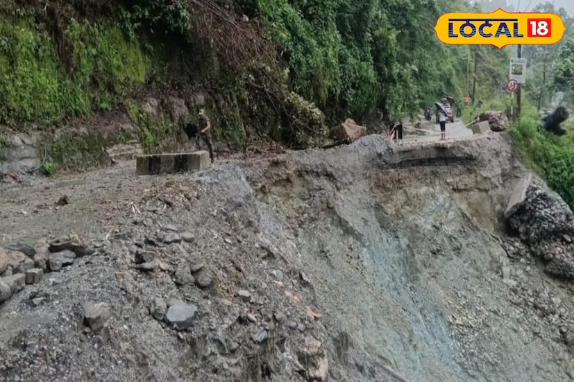 দার্জিলিং, ঋত্বিক ভট্টাচার্য : ঘূর্ণিঝড় ‘মন্থা’র প্রভাবে উত্তরবঙ্গের পাহাড় ও পার্বত্য এলাকায় বিপর্যয়কর আবহাওয়া দেখা দিয়েছে। দার্জিলিং, কালিম্পং, ও সিকিম জুড়ে প্রবল বৃষ্টির পাশাপাশি উত্তর সিকিমের লাচুং ও ইয়মথাং উপত্যকায় শুরু হয়েছে তুষারপাত। এরই মধ্যে দার্জিলিংয়ের ২৮ মাইল এলাকায় ধস নেমে বন্ধ হয়ে গেছে জাতীয় সড়ক এনএইচ–১০। ফলে দুই দিকেই ব্যাপক যানজটের সৃষ্টি হয়েছে, ভোগান্তিতে পর্যটক ও স্থানীয়রা। দার্জিলিং, ঋত্বিক ভট্টাচার্য : ঘূর্ণিঝড় ‘মন্থা’র প্রভাবে উত্তরবঙ্গের পাহাড় ও পার্বত্য এলাকায় বিপর্যয়কর আবহাওয়া দেখা দিয়েছে। দার্জিলিং, কালিম্পং, ও সিকিম জুড়ে প্রবল বৃষ্টির পাশাপাশি উত্তর সিকিমের লাচুং ও ইয়মথাং উপত্যকায় শুরু হয়েছে তুষারপাত। এরই মধ্যে দার্জিলিংয়ের ২৮ মাইল এলাকায় ধস নেমে বন্ধ হয়ে গেছে জাতীয় সড়ক এনএইচ–১০। ফলে দুই দিকেই ব্যাপক যানজটের সৃষ্টি হয়েছে, ভোগান্তিতে পর্যটক ও স্থানীয়রা।