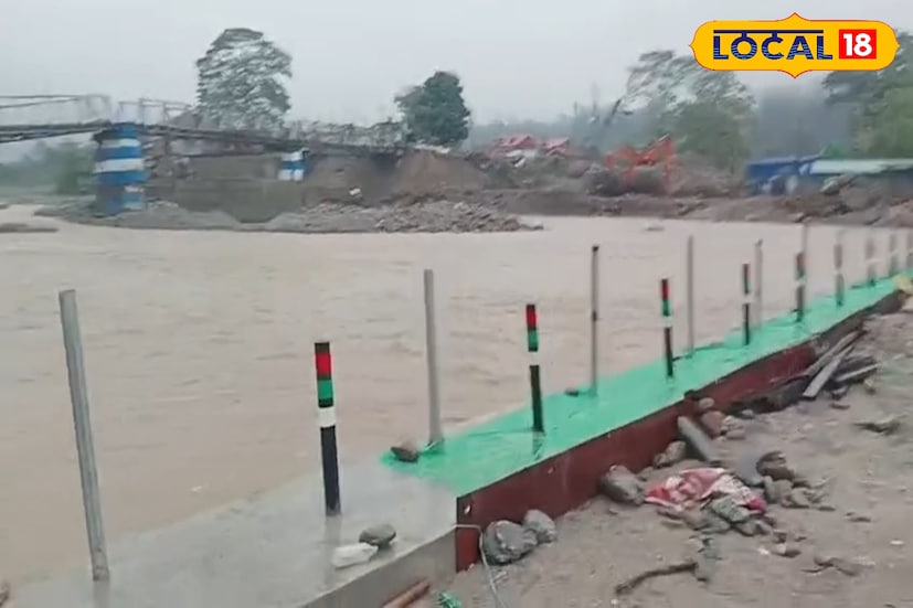 দুধিয়ার হিউম পাইপ সেতুতেও প্রশাসনের উদ্বেগ বেড়েছে। লাগাতার বৃষ্টিতে সেতুর আশেপাশের মাটি ধসে পড়ার আশঙ্কা থাকায় নজরদারি বাড়ানো হয়েছে। জেলা প্রশাসন ও সড়ক দপ্তর পরিস্থিতির ওপর বিশেষ পর্যবেক্ষণ চালাচ্ছে। প্রয়োজনে বিকল্প পথ ব্যবহারের নির্দেশ জারি হতে পারে বলে জানা গেছে। ছবি ও তথ্য : ঋত্বিক ভট্টাচার্য