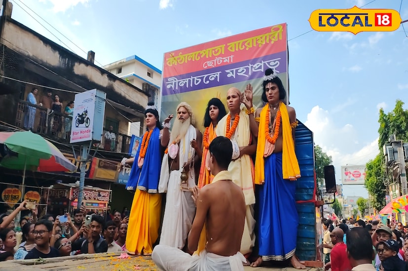 পাশাপাশি শোভাযাত্রায় অংশগ্রহণ করতে দেখা যায় দূর দূরান্ত থেকে আগত উৎসাহী দর্শনার্থীদের। প্রশাসনের নির্দেশ মতো শোভাযাত্রাগুলি শহরের নির্দিষ্ট পথ ধরে প্রদক্ষিণ করার পর জলঙ্গী নদীর দিকে অগ্রসর হয়।