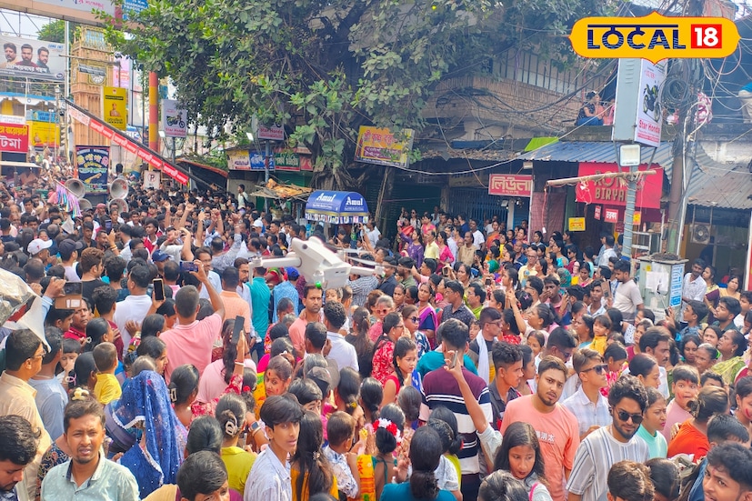 এছাড়াও যে কোনও রকম অপ্রীতিকর ঘটনা এড়াতে ঘট বিসর্জনকে কেন্দ্র করে কার্যত নিরাপত্তার মোড়কে শহর কৃষ্ণনগরকে ঘিরে ফেলা হয় পুলিশ প্রশাসনের নিরাপত্তায়। নিরাপত্তা জনিত কারণে শহরের ভেতরে এ দিন যানবাহন চলাচল বন্ধ করে দেওয়া হয়।