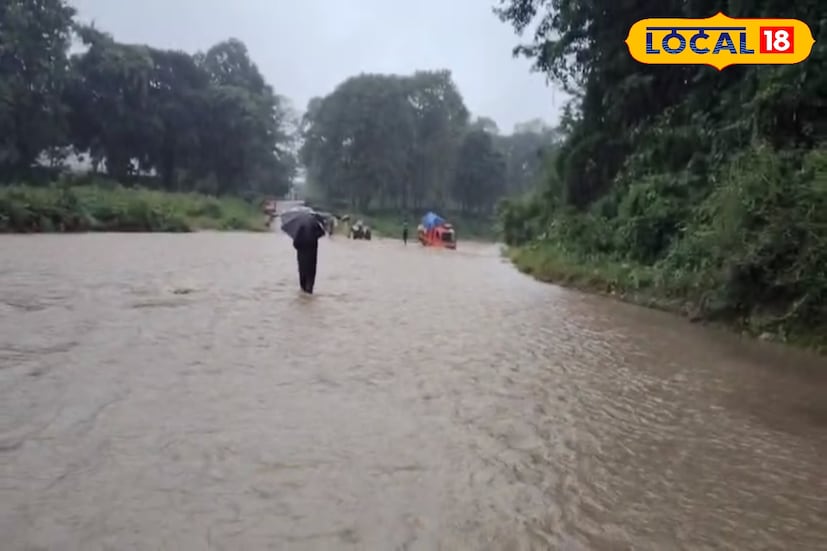 এদিন বিকেলে মেচপাড়া চা বাগান থেকে কাজ শেষ করে বাড়ি ফেরার পথে সমস্যার সম্মুখীন হন শ্রমিকরা। লাগাতার বৃষ্টির কারণে ভরে ওঠে ঝোড়ার জল। হঠাৎ করে জল বেড়ে যায়। সেই জলেই আটকে যায় তাঁদের বাগানের গাড়ি।