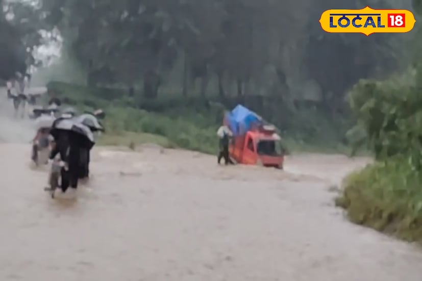 মুষলধারে বৃষ্টির কারণে হঠাৎ করে ঝোড়ায় জল বেড়ে যাওয়ায় সমস্যায় পড়লেন মেচপাড়ার শ্রমিকরা। কোমর অবধি জল নিয়ে বাড়ি ফিরলেন তারা। চোখেমুখে লেগে রয়েছে আতঙ্ক। প্রাণের ঝুঁকি নিয়ে ঝোড়ার জল পারাপার করতে দেখা গেল তাঁদের। (ছবি ও তথ্য: অনন্যা দে) মুষলধারে বৃষ্টির কারণে হঠাৎ করে ঝোড়ায় জল বেড়ে যাওয়ায় সমস্যায় পড়লেন মেচপাড়ার শ্রমিকরা। কোমর অবধি জল নিয়ে বাড়ি ফিরলেন তারা। চোখেমুখে লেগে রয়েছে আতঙ্ক। প্রাণের ঝুঁকি নিয়ে ঝোড়ার জল পারাপার করতে দেখা গেল তাঁদের। (ছবি ও তথ্য: অনন্যা দে)