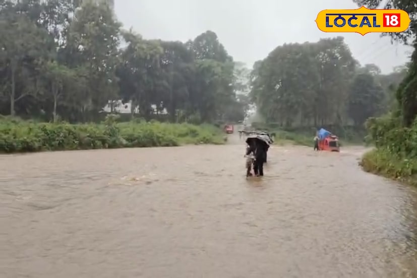 মেচপাড়া এলাকার এই ঝোড়ার জল এর আগেও বেড়েছিল। তিন বছর আগে এই জল প্রবেশ করেছিল শ্রমিক মহল্লায়। শ্রমিকদের উদ্ধার করেছিলেন ভারতীয় সেনা জওয়ানরা। যা পরিস্থিতি রয়েছে এই ঝোড়ার জল আরও বাড়বে বলে মনে করছেন বাসিন্দারা। (ছবি ও তথ্য: অনন্যা দে)
