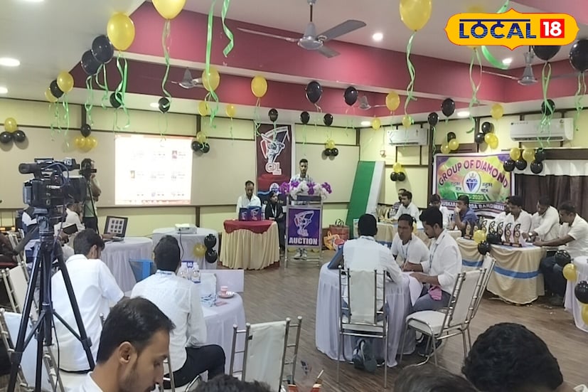 আইপিএল-এর আদলে সাজানো এই খেলায় থাকবে নামিদামি আম্পায়ার, অভিজ্ঞ ধারাভাষ্যকার, রঙিন জার্সি, লাইভ সম্প্রচার ও উচ্ছ্বসিত দর্শকের ভিড়। স্থানীয় ক্রিকেটারদের জন্য এটি এক নতুন মঞ্চ, এক নতুন স্বপ্নের দুয়ার খুলে দিচ্ছে। (তথ্য ও ছবি: বনোয়ারীলাল চৌধুরী)