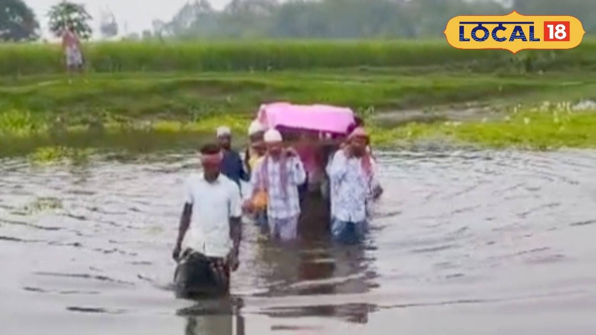 রাস্তা নেই, স্রোতহারা মহানন্দার কোমর সমান জলে নেমে মরদেহ নিয়ে গেলেন এলাকাবাসী