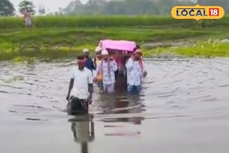 রাস্তা নেই, স্রোতহারা মহানন্দার কোমর সমান জলে নেমে মরদেহ নিয়ে গেলেন এলাকাবাসী