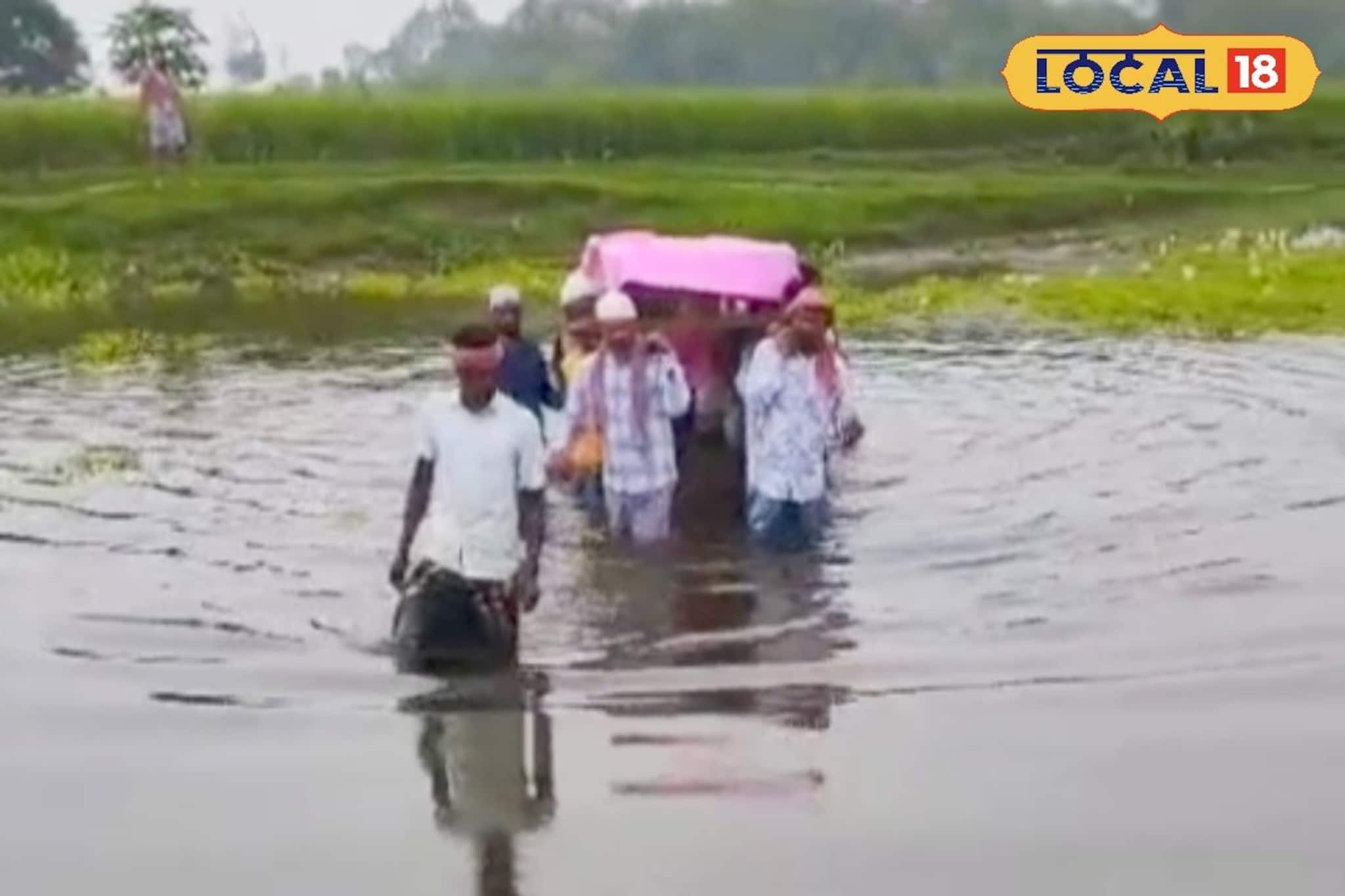 রাস্তা নেই, স্রোতহারা মহানন্দার কোমর সমান জলে নেমে মরদেহ নিয়ে গেলেন এলাকাবাসী