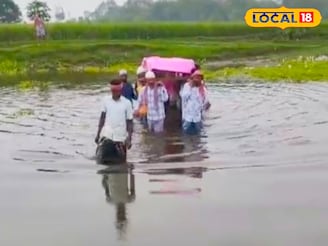 রাস্তা নেই, স্রোতহারা মহানন্দার কোমর সমান জলে নেমে মরদেহ নিয়ে গেলেন এলাকাবাসী