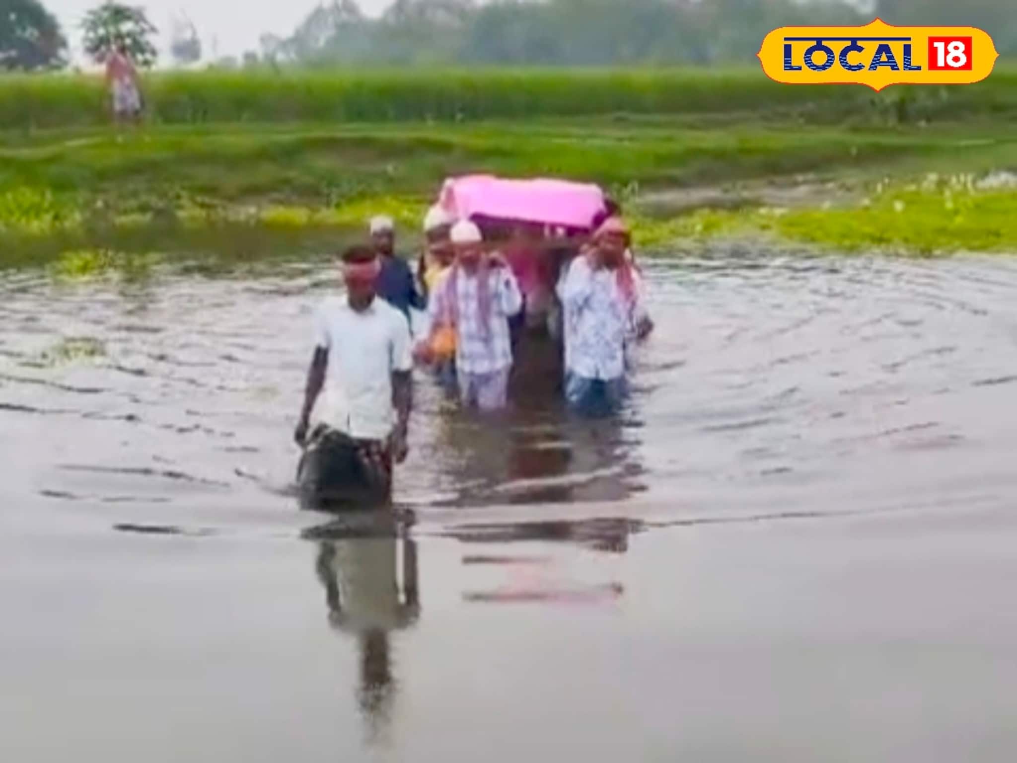 রাস্তা নেই, স্রোতহারা মহানন্দার কোমর সমান জলে নেমে মরদেহ নিয়ে গেলেন এলাকাবাসী