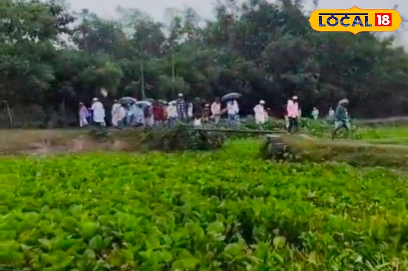 গ্রামবাসীদের অভিযোগ, স্থানীয় এক বাসিন্দা সাত্তার আলি সেচ দফতরের ৫০ শতক জায়গা দীর্ঘদিন দখল করে চাষবাস করছে। সেচ দফতরের জায়গা দিয়েই রাস্তা ছিল কবরস্থান ও শ্মশানে মরদেহ নিয়ে যাওয়ার। তবে সেই ব্যক্তি কিছুদিন আগে কবরস্থান ও শ্মশানে যাওয়ার রাস্তা বন্ধ করে দেয়। (ছবি ও তথ্য: জিএম মোমিন)