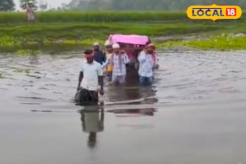 রাস্তা নেই, স্রোতহারা মহানন্দার কোমর সমান জলে নেমে মরদেহ নিয়ে গেলেন এলাকাবাসী রাস্তা নেই, স্রোতহারা মহানন্দার কোমর সমান জলে নেমে মরদেহ নিয়ে গেলেন এলাকাবাসী