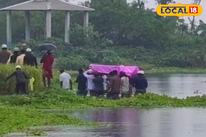 স্থানীয়রা জানান, 