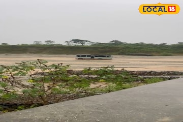 হড়পা বানে আটকে গেল স্কুল বাস! চালক-কন্ডাক্টরের সাহসী পদক্ষেপে বড় বিপদ থেকে রক্ষা হড়পা বানে আটকে গেল স্কুল বাস! চালক-কন্ডাক্টরের সাহসী পদক্ষেপে বড় বিপদ থেকে রক্ষা