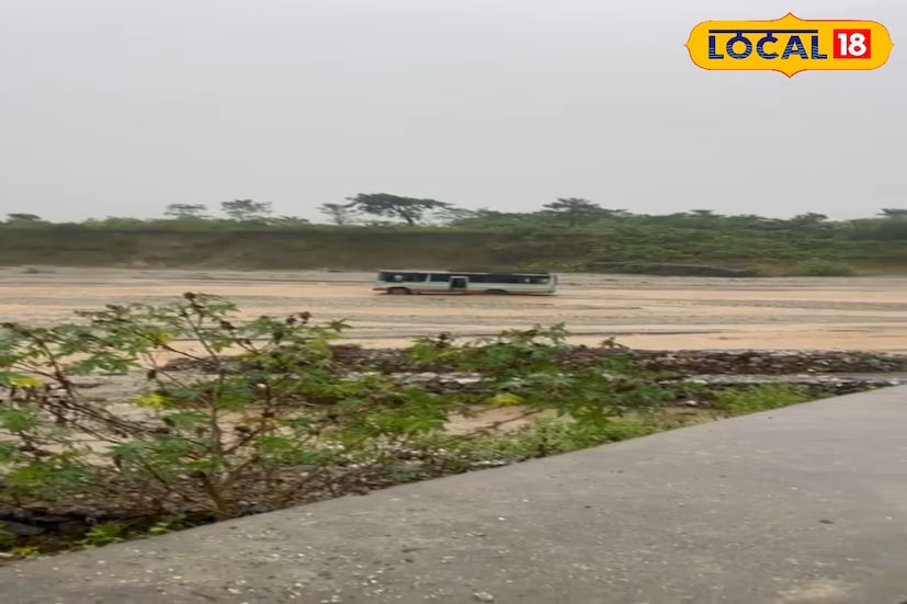 বরাতজোরে বড়সড় বিপদ থেকে রক্ষা! হান্টাপাড়ায় বাঙড়ি নদীতে হঠাৎ হড়পা বানে ফেঁসে যায় একটি স্কুল বাস। যদিও মাদারিহাট থানার পুলিশ দ্রুততার সঙ্গে ক্রেন নামিয়ে বাসটি উদ্ধার করে। বেঁচে গিয়েছেন বাস চালক ও কন্ডাকটর। (ছবি ও তথ্যঃ অনন্যা দে) বরাতজোরে বড়সড় বিপদ থেকে রক্ষা! হান্টাপাড়ায় বাঙড়ি নদীতে হঠাৎ হড়পা বানে ফেঁসে যায় একটি স্কুল বাস। যদিও মাদারিহাট থানার পুলিশ দ্রুততার সঙ্গে ক্রেন নামিয়ে বাসটি উদ্ধার করে। বেঁচে গিয়েছেন বাস চালক ও কন্ডাকটর। (ছবি ও তথ্যঃ অনন্যা দে)