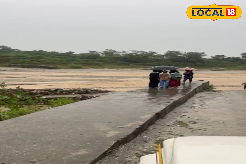 প্রতিদিনের মতো মাদারিহাটের বিভিন্ন সরকারি স্কুলের পড়ুয়াদের নিয়ে হল্লাপাড়া গিয়েছিল এই বাসটি। স্কুল পড়ুয়াদের গন্তব্যে পৌঁছে দিয়ে ফেরার পথে ওই গাড়ি হান্টাপাড়ার নদীর জলে আটকে যায়। হাজার চেষ্টা করেও বাস এগোতে পারছিলেন না চালক।