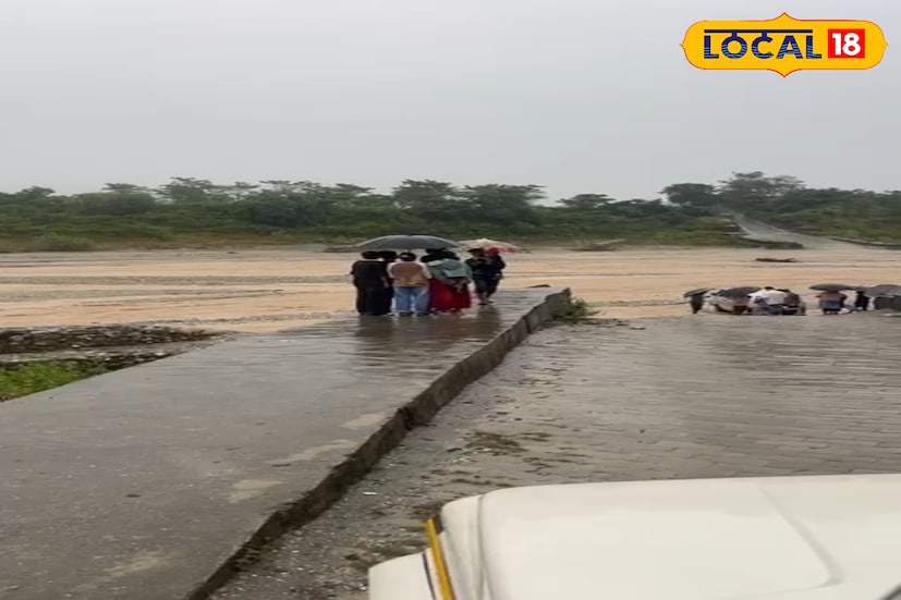 এরপর প্রাণের ঝুঁকি নিয়ে বাস বন্ধ করে চালক ও কন্ডাকটর নদীতে নেমে কোনও মতে পাড়ে এসে মাদারিহাট থানায় ফোন করেন। এদিকে নদীতে বাস দেখে এলাকাবাসীরা ভিড় জমান। 