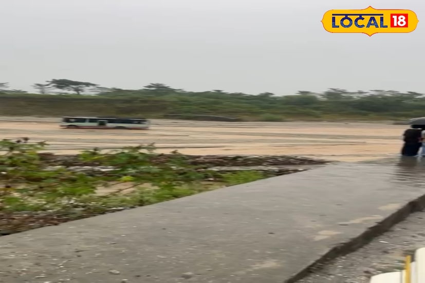 ঘটনাস্থলে মাদারিহাট থানার ওসি অসীম মজুমদার পৌঁছন। তাঁর তত্ত্বাবধানে নদী থেকে বাস উদ্ধার করা হয়। এদিনের ঘটনার পর বাস চালকের চোখে-মুখে দেখা যায় আতঙ্কের ছাপ। (ছবি ও তথ্যঃ অনন্যা দে)