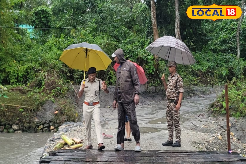 এই কাঠের সেতুটি আবার ভেঙে পড়লে অনির্দিষ্টকালের জন্য মাদারিহাটের পর্যটন বন্ধ হতে পারে। জোরকদমে বাঁশের সাঁকো তুলে ফেলার কাজ চলছে। পর্যটন ব্যবসায়ী, বন কর্মী, আধিকারিকেরা ঘটনাস্থলে রয়েছেন। (ছবি ও তথ্যঃ অনন্যা দে)