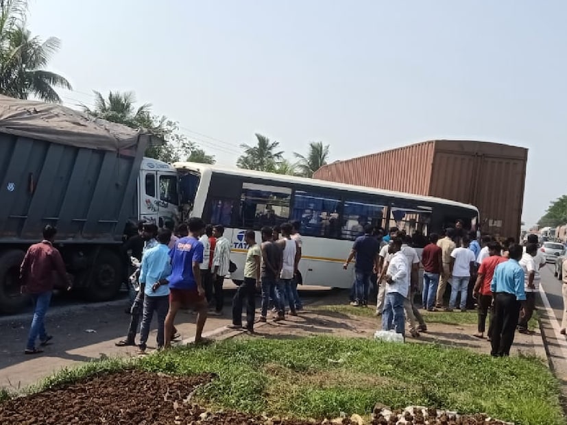সূত্রের খবর, একই লেনে থাকা মেছেদাগামী তিন তিনটি চলন্ত গাড়ি দুর্ঘটনার কবলে পড়ে। কী ভাবে ঘটল দুর্ঘটনা? জানা গিয়েছে রাস্তার মাঝে আচমকা কুকুর চলে আসায় হঠাৎ করেই একটি বড় কনটেনার গাড়ি ব্রেক মারে। (ঘটনার ছবি)