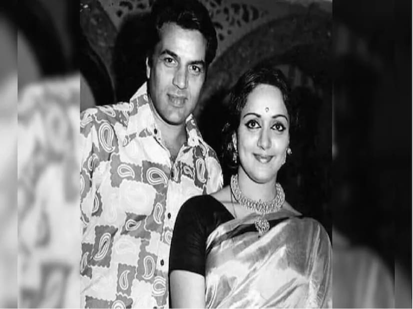  শোয়ে হেমা মালিনি জানান, এষা ও আহানার জন্মের সময় পুরো একটি হাসপাতালই ধর্মেন্দ্র তাঁর স্ত্রীর নামে বুক করে রেখেছিলেন। ভক্তদের ভিড় বা অনাকাঙ্ক্ষিত ঝামেলা যাতে সন্তান জন্মের মুহূর্তে হেমার পথে না আসে, তার জন্যই নাকি এমন নজিরবিহীন ব্যবস্থা করেছিলেন ধরমজি। বলিউডের ড্রিমগার্ল নিজেও এই যত্ন দেখে বিস্মিত হয়েছিলেন।