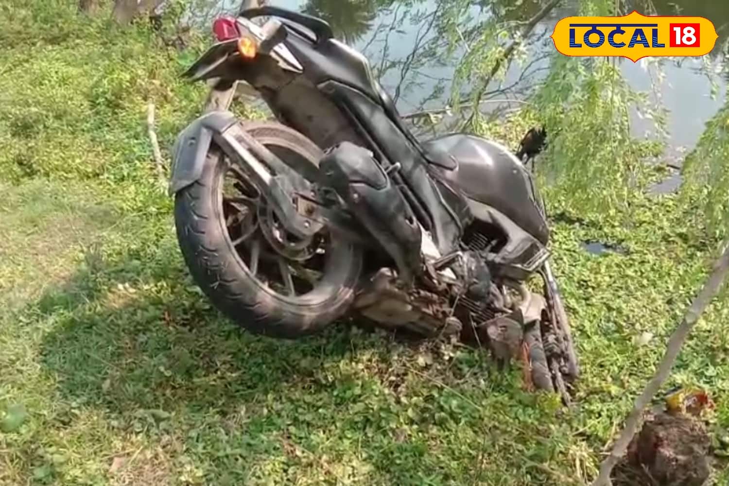 দুর্ঘটনার পর রাস্তার ধারে পড়ে বাইকটি