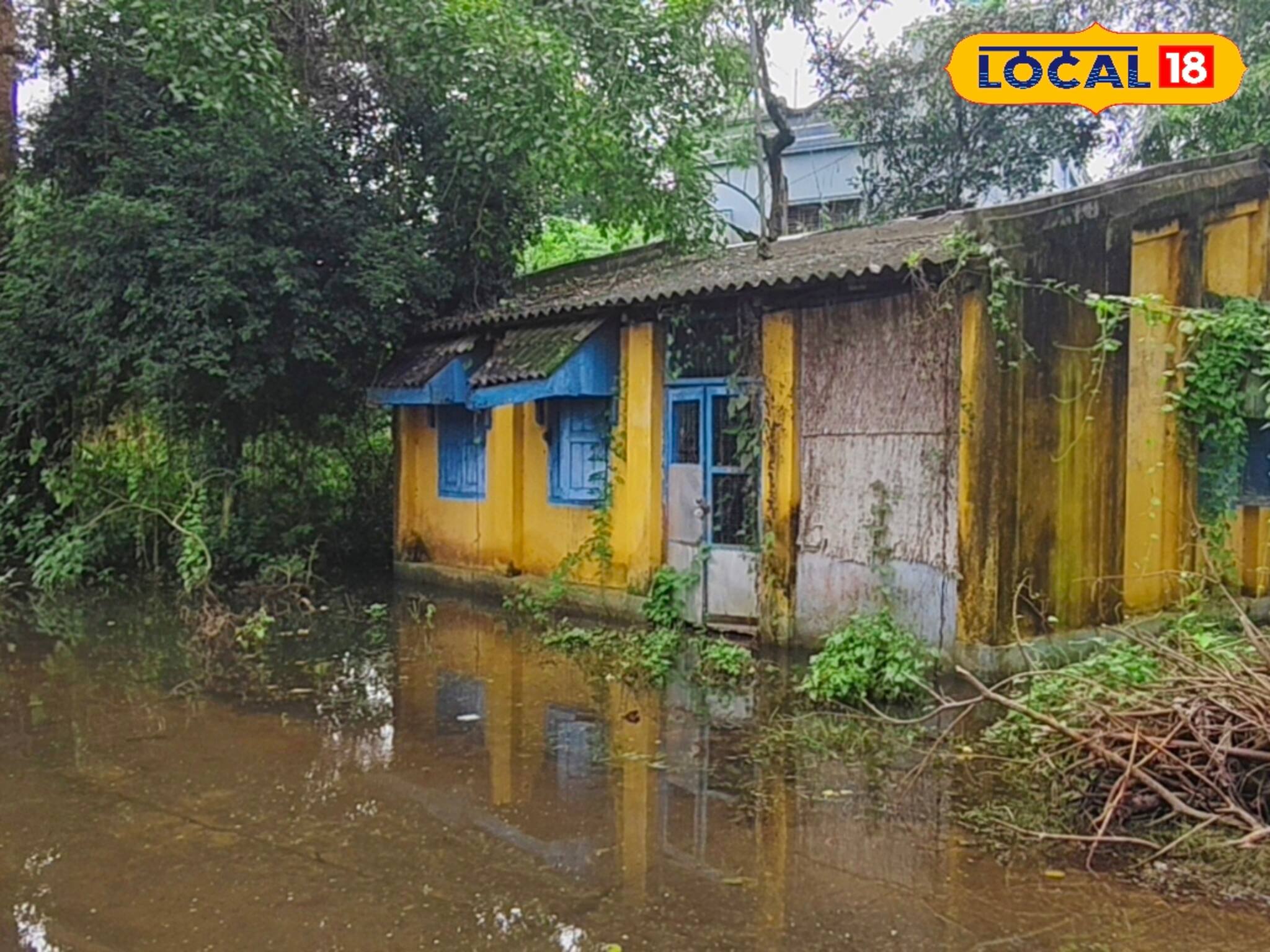 জলমগ্ন দাসপুরের হাসপাতাল! ছড়াচ্ছে দুর্গন্ধ, রোগ, জীবাণু! আতঙ্কে কাটছে দিন