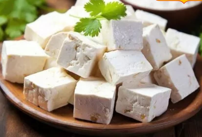 আয়োডিন দিয়ে পরীক্ষা: নকল পনির শনাক্ত করার জন্য এটি একটি অত্যন্ত কার্যকর বৈজ্ঞানিক পদ্ধতি। প্রথমে, একটি আয়োডিন দ্রবণ কিনতে হবে। তারপর, একটি ছোট পনিরের টুকরো নিতে হবে এবং এতে কয়েক ফোঁটা আয়োডিন দ্রবণ যোগ করতে হবে। যদি পনির ভেজালযুক্ত হয়, তাহলে রঙ নীল বা কালো হয়ে যাবে। তবে, আসল পনিরের আয়োডিন ব্যবহার করলে রঙ পরিবর্তন হয় না। এই পরীক্ষাটি সবচেয়ে সহজ এবং সবচেয়ে নির্ভরযোগ্য, বিশেষ করে যদি কেউ খোলা বাজার থেকে পনির কিনে থাকেন। (Representative Image)