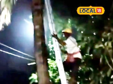 ঘটনাস্থলে হাজির হয় দমকলের একটি ইঞ্জিন