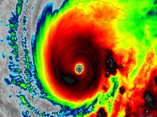 ভয়ঙ্কর ঝড়ের তাণ্ডব