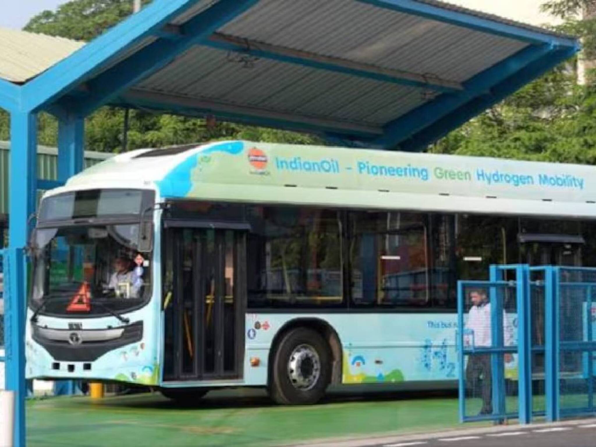 পেট্রোল-ডিজেল বা গ্যাস নয়, লাগবে না চার্জও! বাজারে আসছে সম্পূর্ণ দূষণমুক্ত বাস, কী দিয়ে চলবে জানেন?