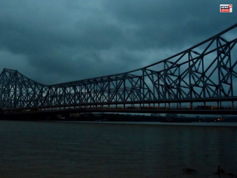 নবমীর গভীর নিম্নচাপ দশমীতে অতি গভীর নিম্নচাপে পরিণত হবে। দুর্যোগের দশমী-একাদশী দক্ষিণবঙ্গে। ভারী থেকে অতি ভারী বৃষ্টির সম্ভাবনা দশমী, একাদশীতে। ঝড় ও বৃষ্টিতে দুর্যোগপূর্ণ পরিস্থিতি হতে পারে উপকূলের জেলাগুলির পুজো মন্ডপে। মৎস্যজীবীদের সমুদ্রে যেতে মানা। উত্তরবঙ্গে একাদশী ও দ্বাদশী তে দুর্যোগের আশঙ্কা। দশমীতে দক্ষিণবঙ্গে এবং একাদশীতে উত্তরবঙ্গে ঝড় বৃষ্টির দুর্যোগের সম্ভাবনা অনেক বেশি।