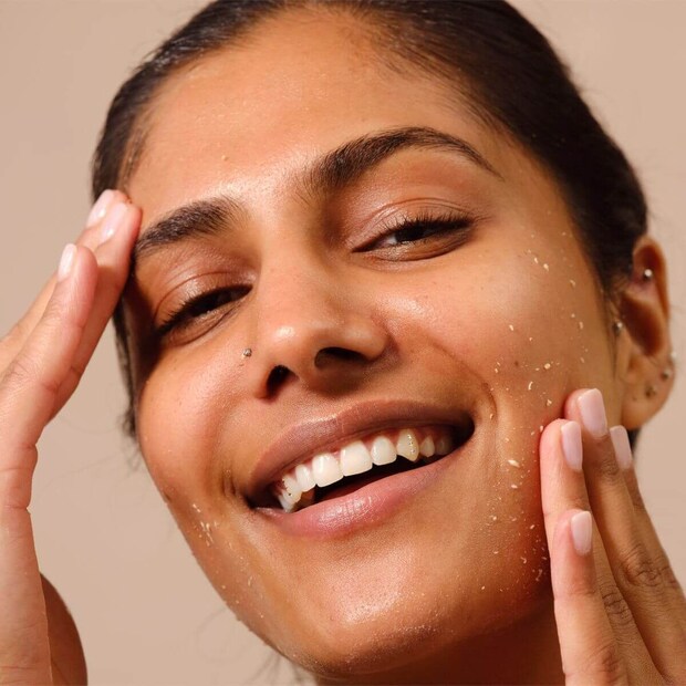 তাছাড়া, আরও একটি ম্যাজিক গুণ হল, বরফের এই ছোট্ট টুকরো অতিরিক্ত ঘামও প্রতিরোধ করে। অন্যথায়, ঘামের কারণে ব্রণ এবং ফুসকুড়ি হওয়ার সম্ভাবনা বাড়তে থাকে।