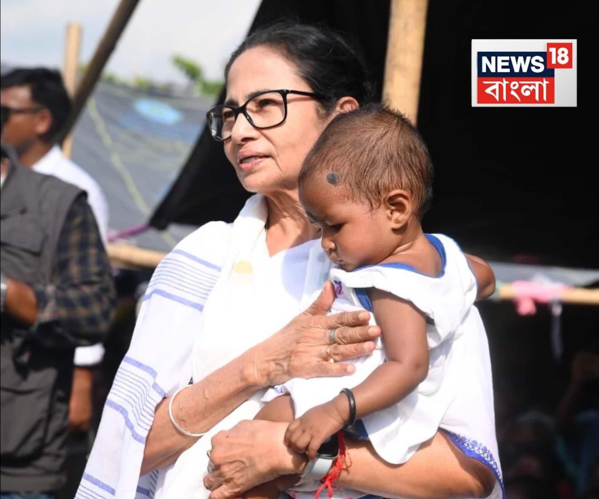 Mamata Banerjee | শিশুদের উপহার তুলে দিলেন মমতা বন্দ্যোপাধ্যায়
