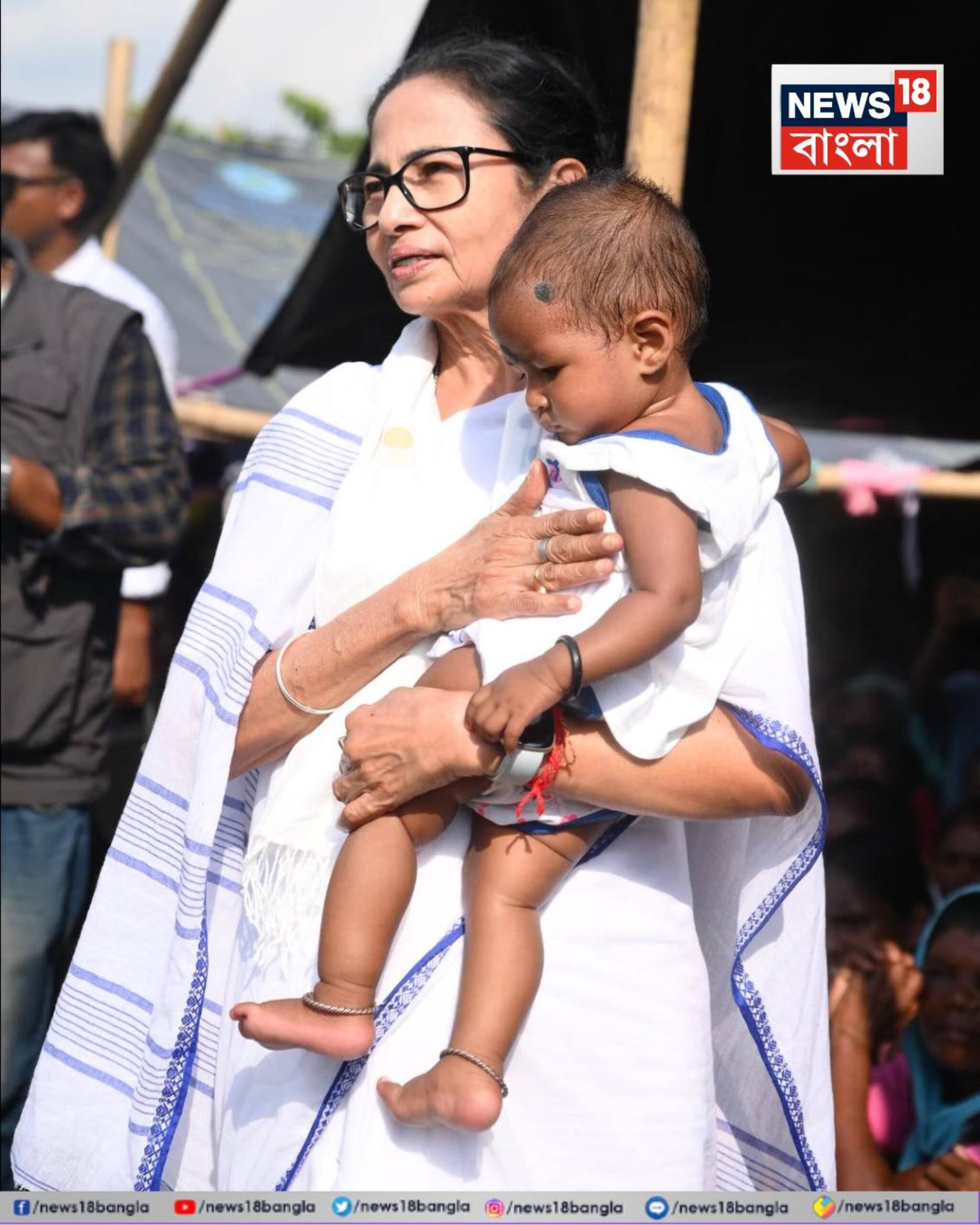 Mamata Banerjee | শিশুদের উপহার তুলে দিলেন মমতা বন্দ্যোপাধ্যায়