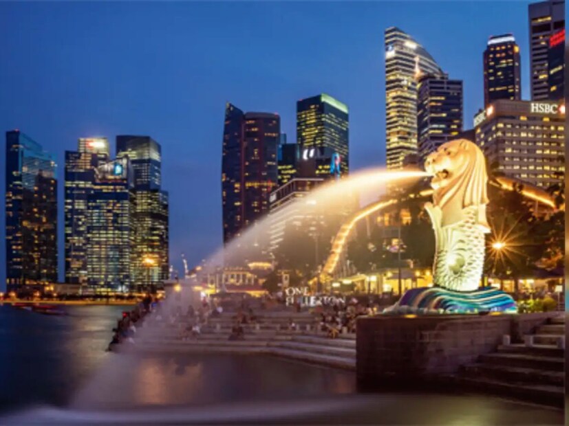 ৩. সিঙ্গাপুর: বুদ্ধিমান দেশের তালিকায় তৃতীয় স্থানে সিঙ্গাপুর। এই দেশের গড় IQ ১০৫.৮৯। সিঙ্গাপুর-এ অনেক শীর্ষস্থানীয় বিশ্ববিদ্যালয় রয়েছে, যা প্রযুক্তি এবং উদ্ভাবনকে উৎসাহিত করে। এটি শিক্ষার একটি কেন্দ্রও।